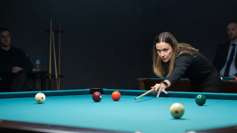 Queue de billard professionnelle posée sur tapis vert avec craie bleue